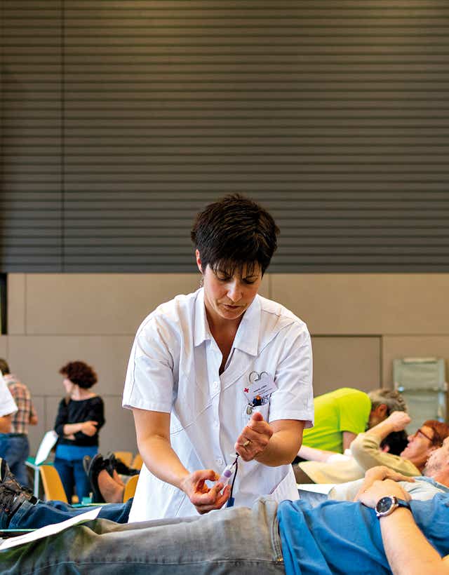 Prise de sang par l'unité mobile de la SRNJTS