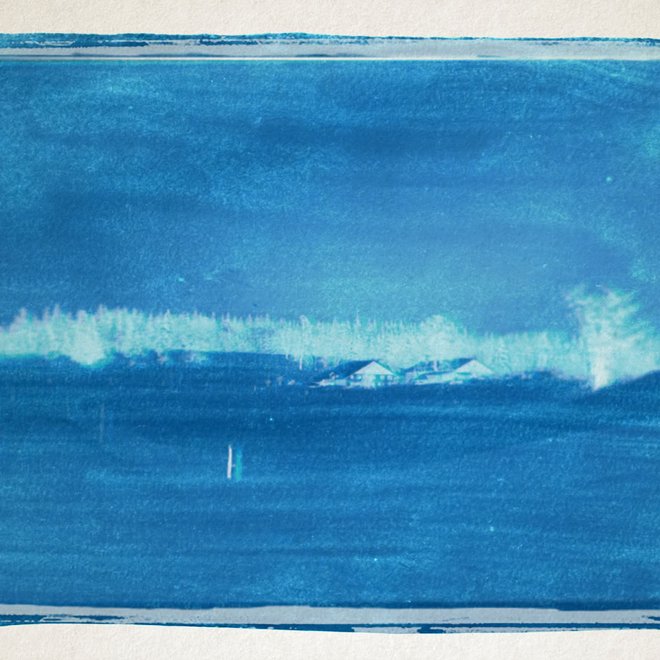 Peinture abstraite en bleu avec des nuances plus claires et plus foncées, encadrée par une bordure blanche.