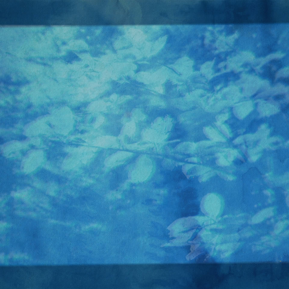 Image abstraite avec des nuances de bleu et des formes floues ressemblant à des nuages ou des vagues.