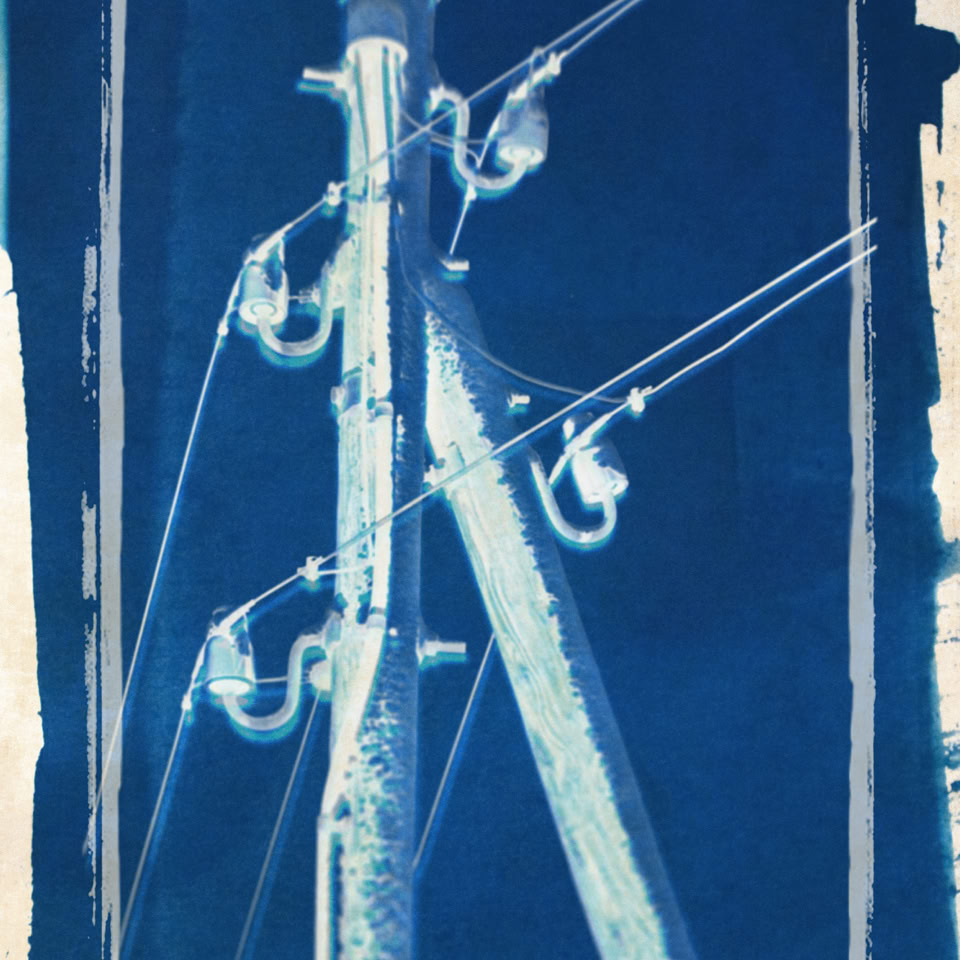Image en cyanotype d'un poteau électrique avec des fils.