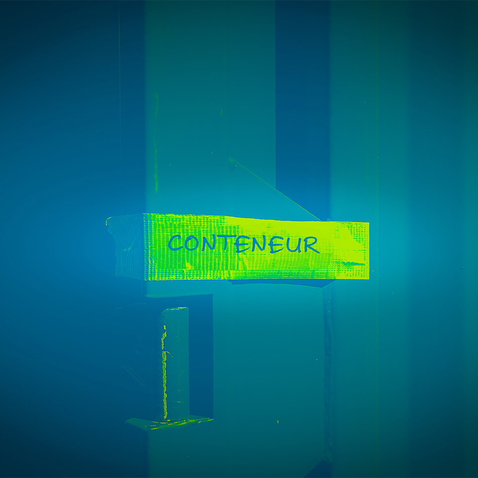 Image of a container with yellow and green-blue tape bearing the inscription "CONTENEUR" in blue-green letters.