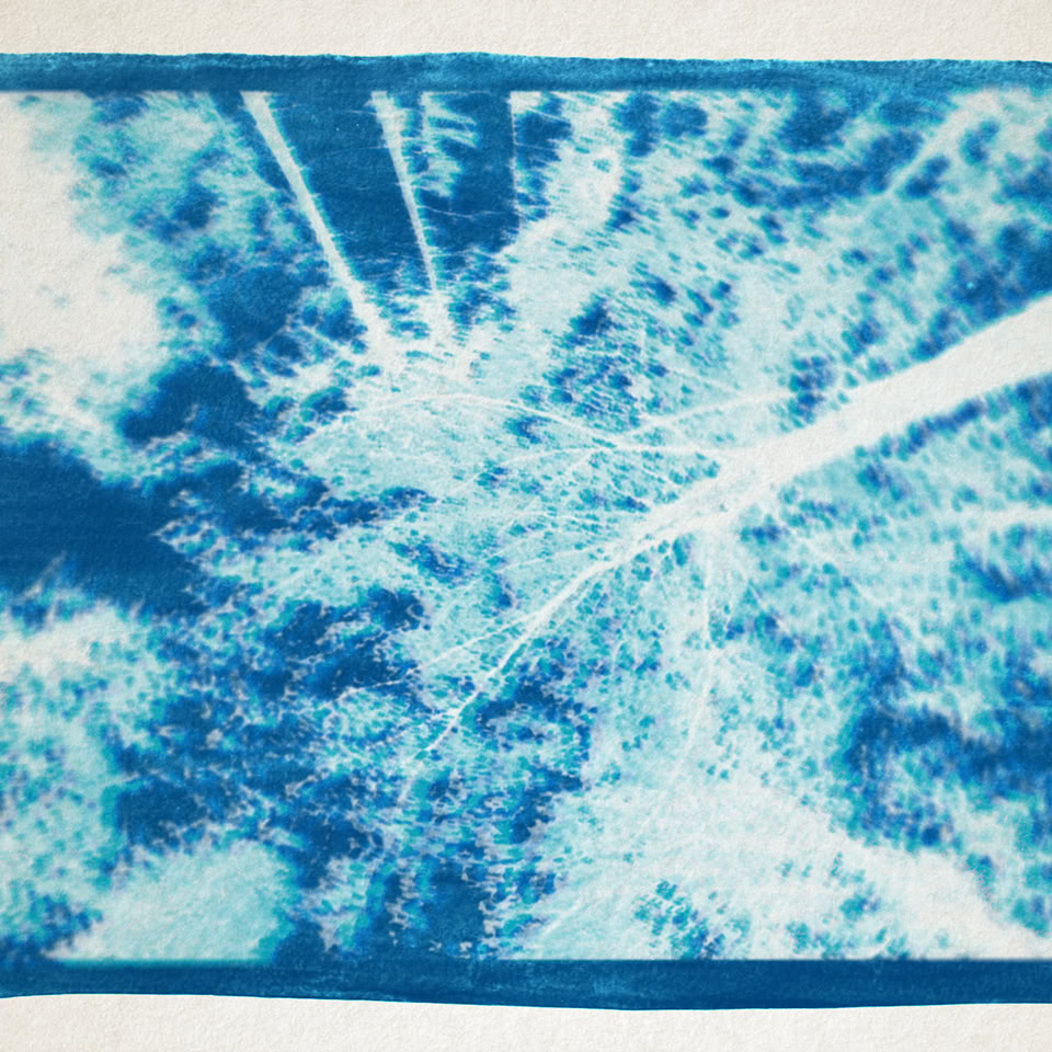 Image abstraite en bleu et blanc avec des motifs flous et des lignes diagonales.