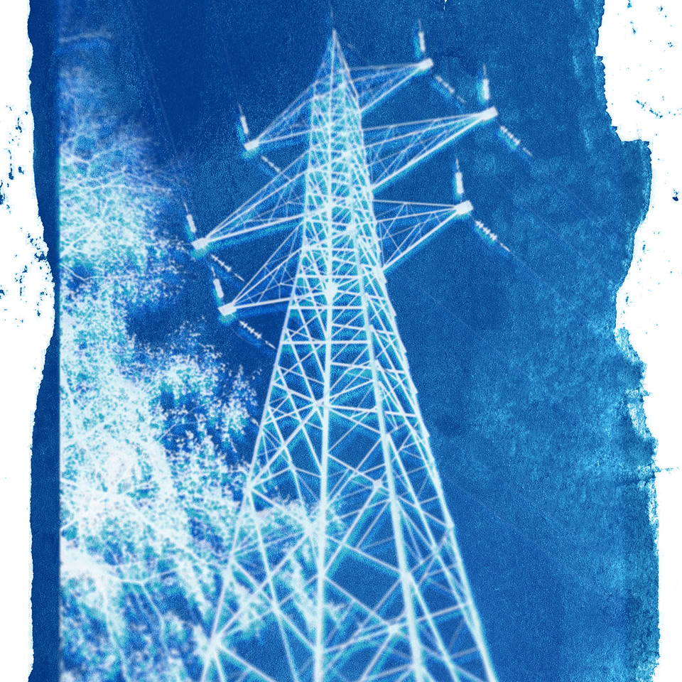 Image d'une structure de pylône électrique en blanc sur un fond bleu texturé.